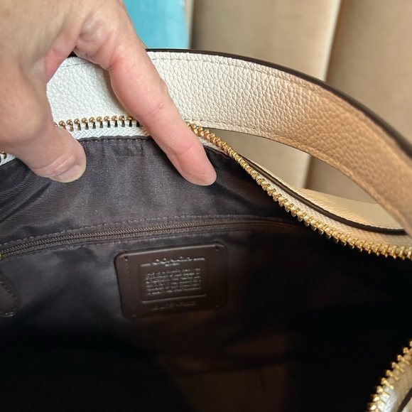 COACH East/West Harley Hobo Chalk Pebbled Leather. F38250. - Picture 5 of 12